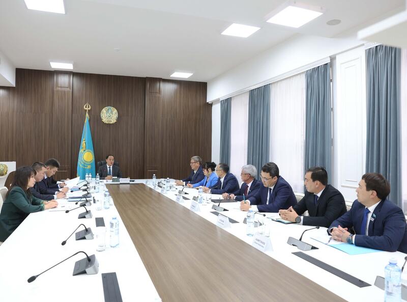 Ербол Карашукеев провел встречу с руководителями филиалов политических партий