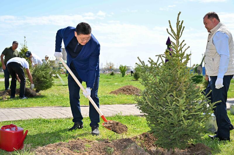 Аким области принял участие в субботнике в поселке Степной