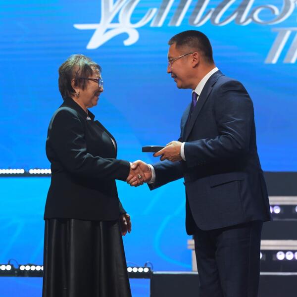 Аким Павлодарской области поздравил учителей с профессиональным праздником