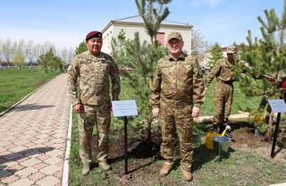 Министр обороны и военнослужащие поддержали экологическую акцию «Таза Қазақстан»