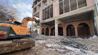 Крупный незаконный объект в Алматы сносят по решению суда