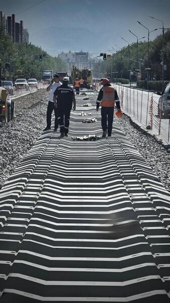 В Алматы начата укладка рельсов линии ЛРТ