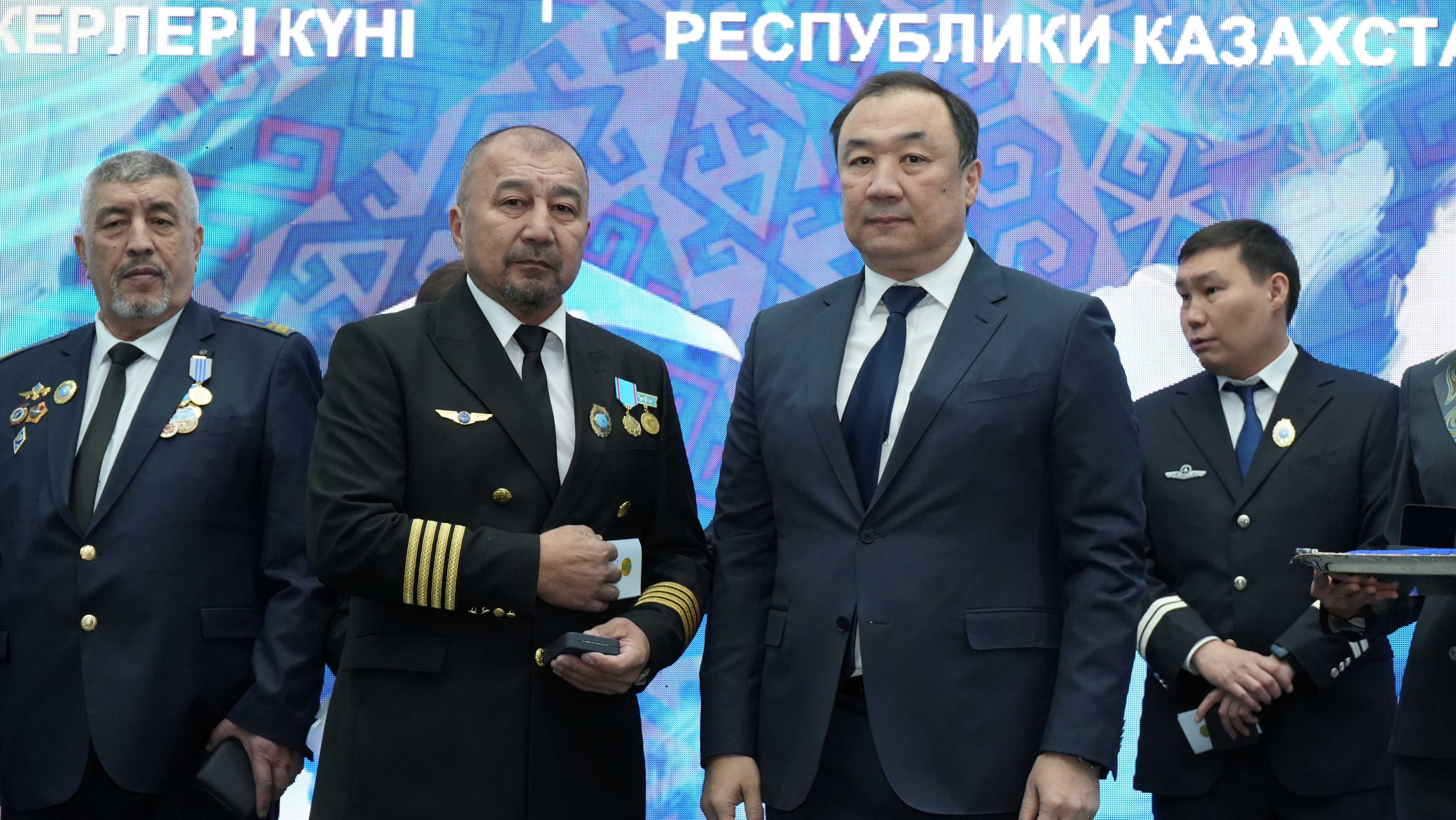 Пилот авиаотряда МЧС награждён нагрудным знаком «Құрметті авиатор»