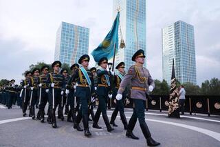 Гвардейцы прошли шествием в честь Дня государственных символов в Астане