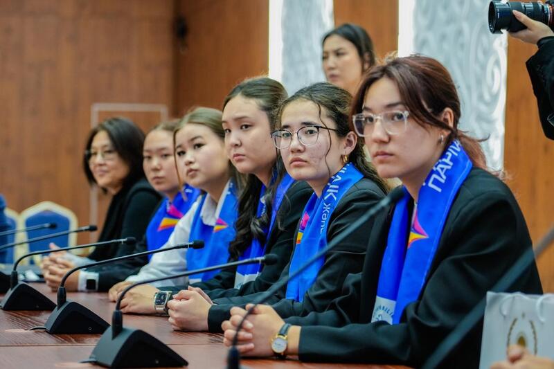 Создание безопасных пространств и развитие инфраструктуры для подростков обсудили депутаты маслихата со школьными активистами в Астане