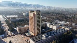 На крышах учебных корпусов КазНУ установлены солнечные панели