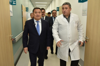 Марат Ахметжанов посетил медицинские учреждения областного центра