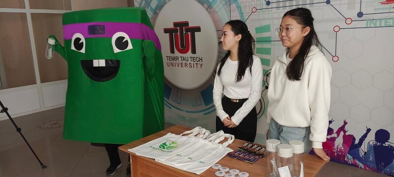 ҚАРИУ СТУДЕНТТЕРІ ПЛАСТИКТІ СЫЙЛЫҚТАРҒА АУЫСТЫРАДЫ