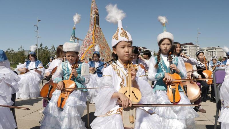 В Астане 2000 школьников одновременно исполнили кюй «Алтын ұя»