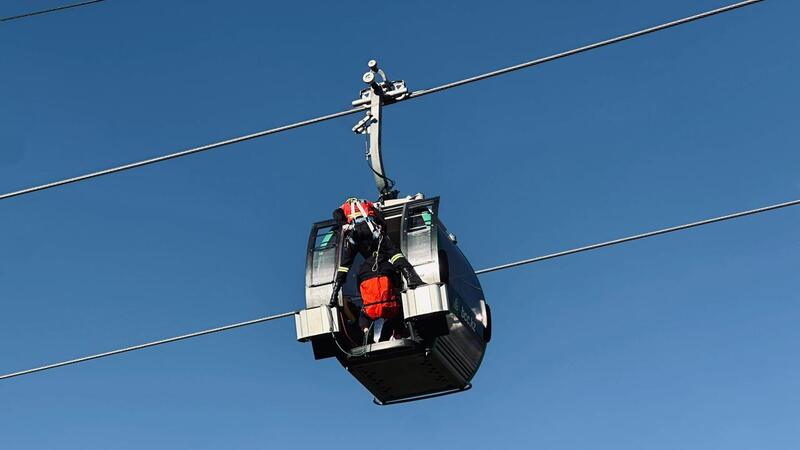 Уникальные учения на высоте 120 метров: в Алматы впервые провели эвакуацию с гондольной дороги с привлечением вертолета