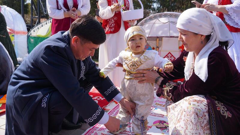 ТУРКЕСТАН: В ОРДАБАСЫ ОДНОВРЕМЕННО ПРОВЕЛИ ОБРЯД «ТҰСАУКЕСЕР» ДЛЯ 50 МАЛЫШЕЙ