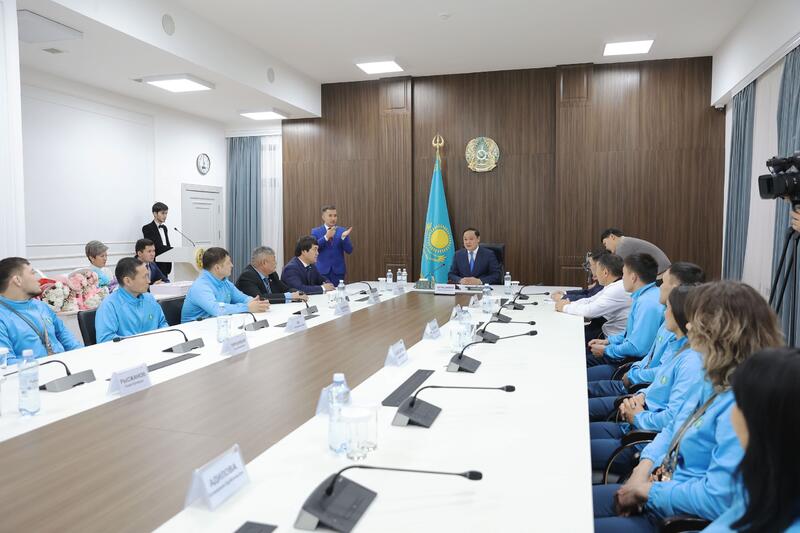 Ербол Карашукеев вручил призёрам XXV летних Сурдлимпийских игр сертификаты на квартиры