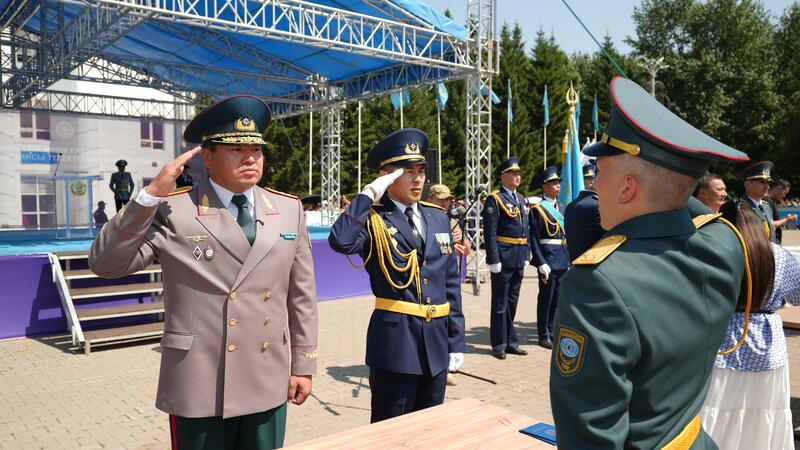 Чингис Аринов вручил дипломы выпускникам Академии гражданской защиты в Кокшетау