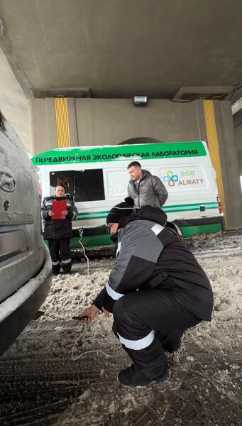 Проверки автомобилей в Алматы выявили сотни нарушений экологических норм