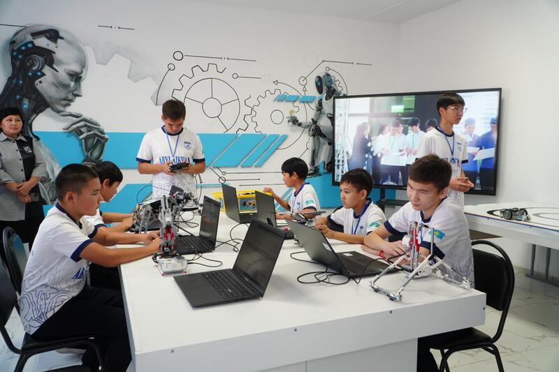 Марат Ахметжанов встретился со школьниками из села Кызылагаш, покорившим Италию своими роботами