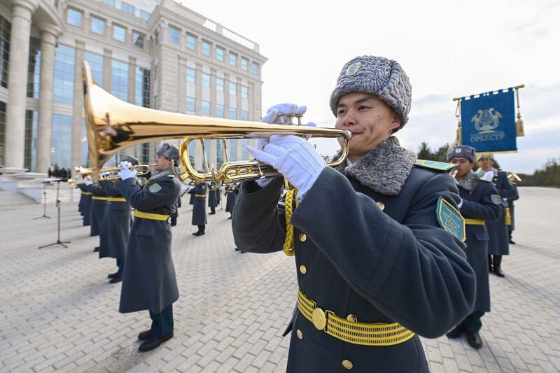 Президент принял участие в церемонии поднятия Государственного флага