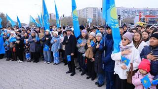 Сотни карагандинцев одновременно исполнили государственный гимн в День Республики