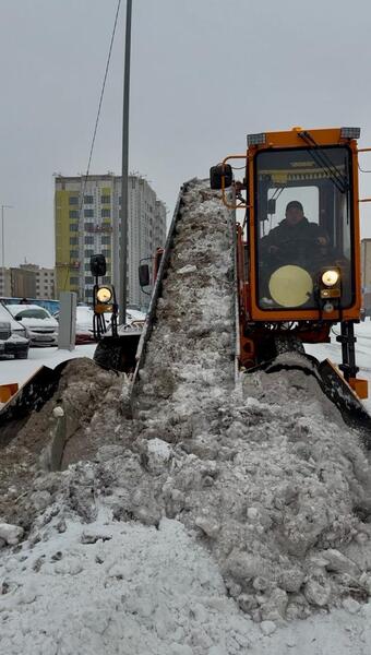 Более 1 700 единиц спецтехники задействованы в уборке снега в Астане