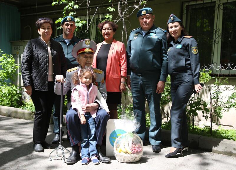 Военнослужащие Алматинского регионального гарнизона поздравили ветеранов с Днем Победы