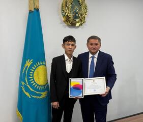 МИНИСТР САЯСАТ НУРБЕК ПОЗДРАВИЛ ВЫПУСКНИКА, НАБРАВШЕГО 140 БАЛЛОВ НА ЕНТ