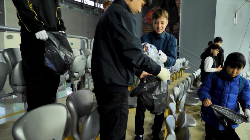 «Таза Қазақстан»: юные столичные футболисты провели экоакцию на матче сборных Казахстана и Коморских островов