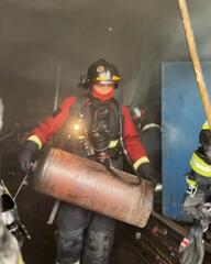 Спасатели МЧС Казахстана вынесли из пожаров более 400 газовых баллонов