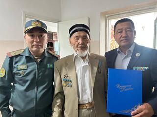 В Усть-Каменогорске военнослужащие поздравили ветерана войны с днем рождения