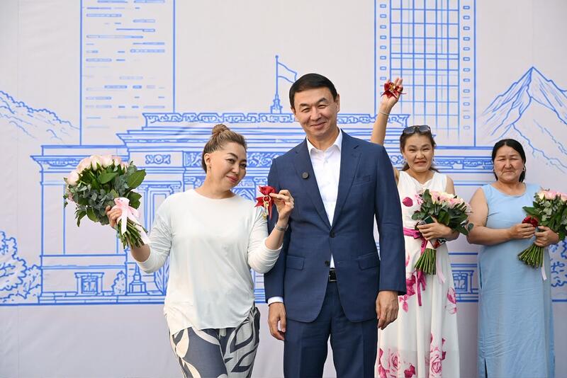 885 семей получат ключи от новых квартир в Алматы