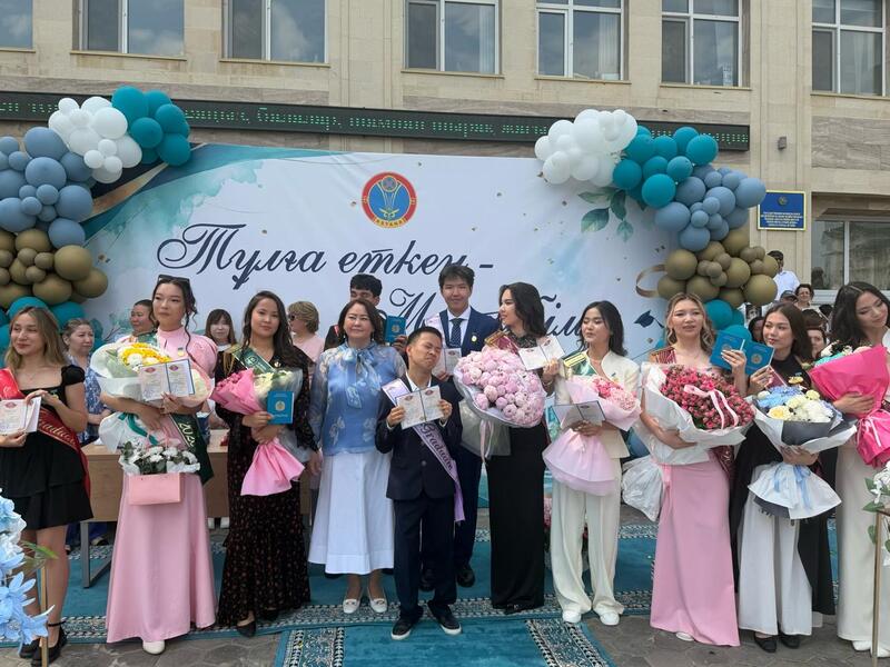 В Астане выпускнику школы сделали особенный подарок