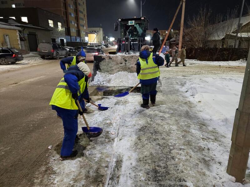 В Астане к уборке снега привлечено более 400 дорожных рабочих и около 1 000 единиц специальной техники