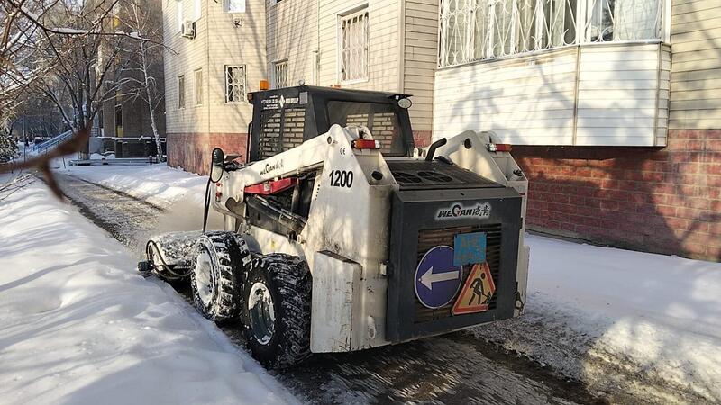 Около двух тысяч единиц спецтехники заняты в уборке снега в Астане