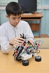 В Астане школьник создал умного робота, который собирает кубик Рубика за одну минуту