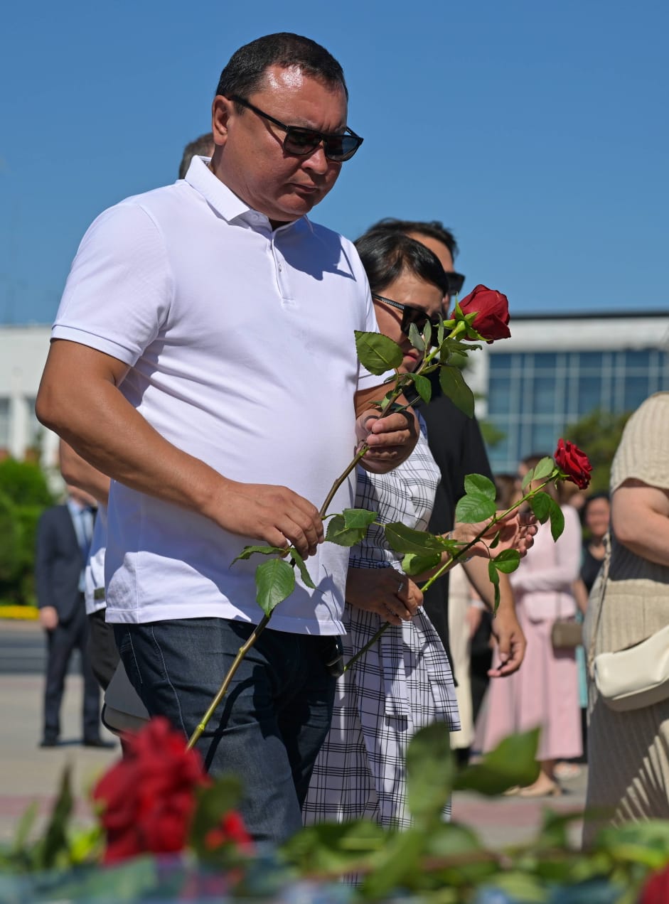 В день рождения Абая в Павлодаре возложили цветы к памятнику великому поэту