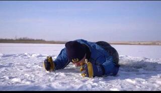 Сотрудники ДЧС области Жетісу провели профилактический рейд на льду, чтобы предупредить несчастные случаи и подробно проинструктировать рыболовов, как выходить на лед безопасно.