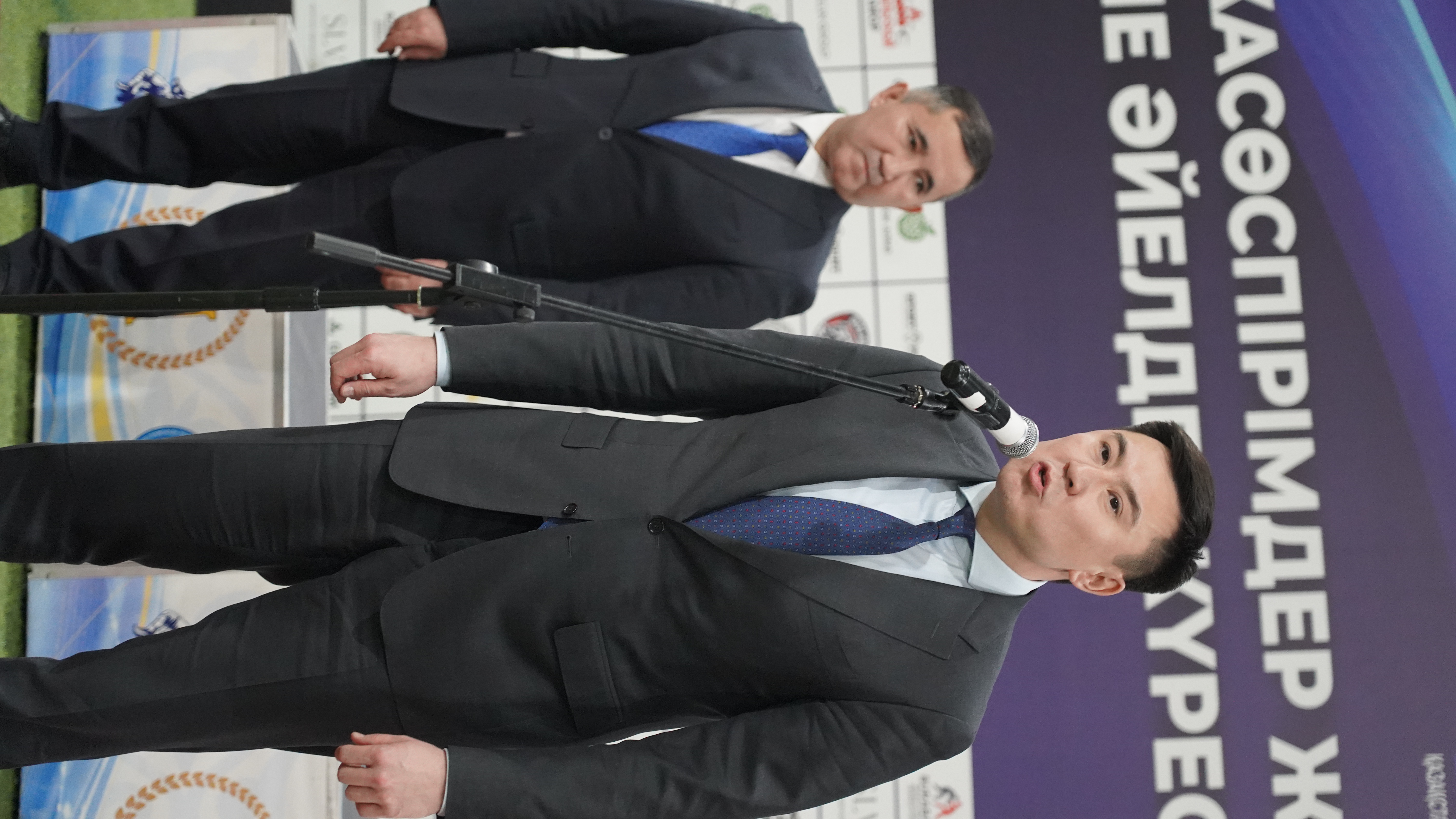 Аким Кокшетау Ануар Кумпекеев посетил чемпионат по борьбе среди юниоров