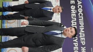 Аким Кокшетау Ануар Кумпекеев посетил чемпионат по борьбе среди юниоров