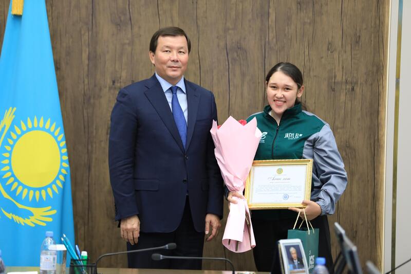 Асхат Шахаров наградил активную молодежь