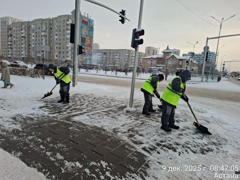 Более трех тысяч дорожных рабочих вышли на снегоуборочные работы в Астане