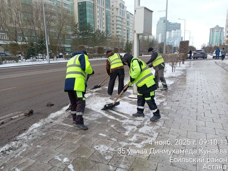 В Астане выпал первый снег: коммунальные службы работают в усиленном режиме