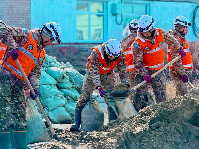 Воинские части МЧС на защите территорий от паводков