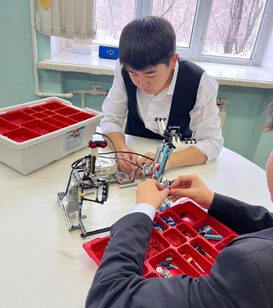 Ракетная платформа и бионический робот: карагандинцы взяли золото на национальном конкурсе