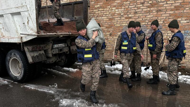 Комплекс превентивных мероприятий по подготовке к паводковому периоду проводится в регионах Казахстана
