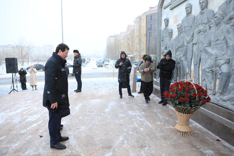 В День Независимости актюбинцы возложили цветы к мемориальному комплексу «Азаттықтың ақ таңы»