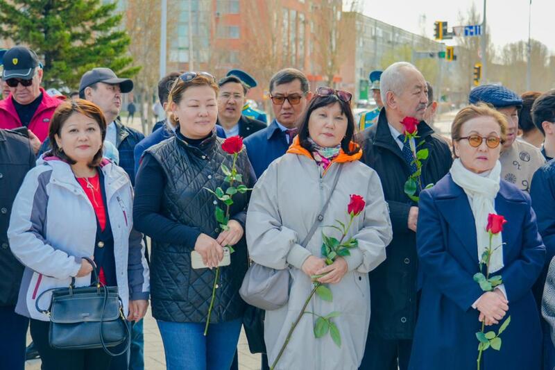 День работников науки: в Астане прошла церемония возложения цветов к памятнику Канышу Сатпаеву