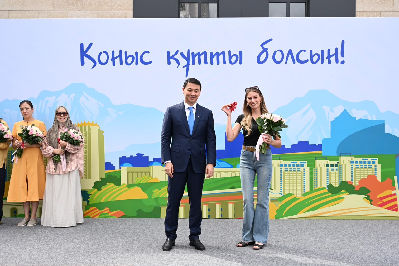 Аким Алматы Дархан Сатыбалды вручил ключи от квартир новоселам