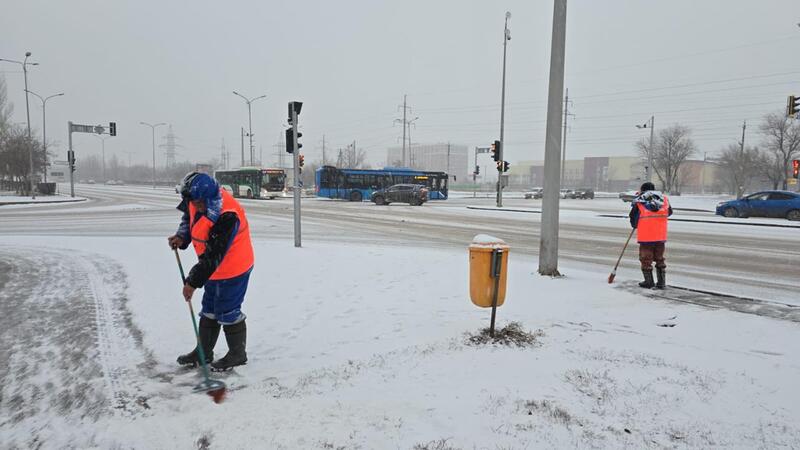 Свыше 1 тыс. единиц спецтехники задействовано в снегоуборочных работах днем в Астане