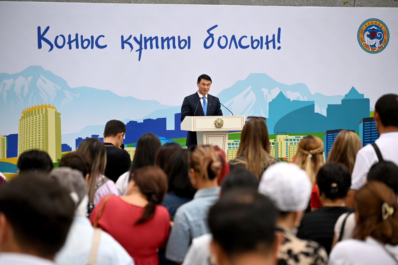 Аким Алматы Дархан Сатыбалды вручил ключи от квартир новоселам