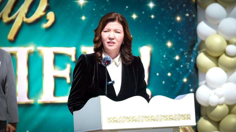 Жулдыз Сулейменова приняла участие в торжественной линейке по случаю окончания учебного года в селе Талапкер