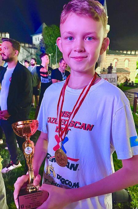 Двенадцатилетний карагандинец стал первым казахстанским призёром Кубка мира по дрон-рейсингу