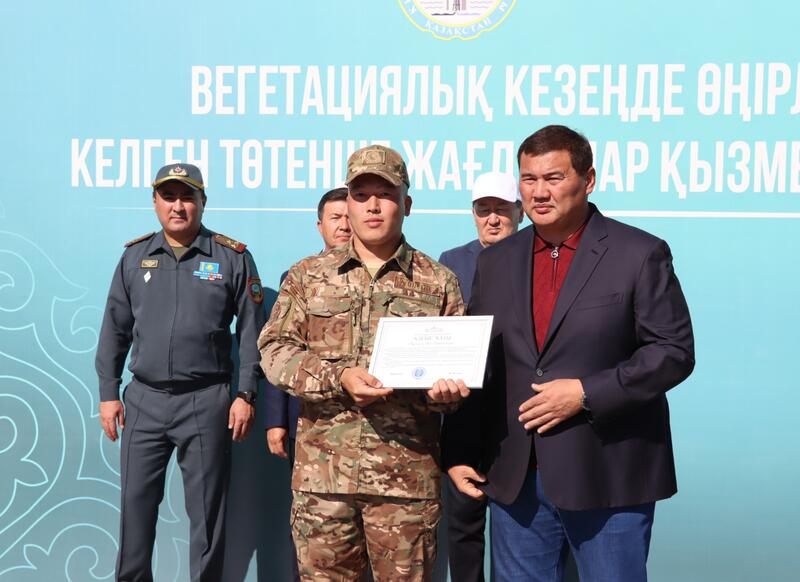 Аким Кызылординской области наградил спасателей МЧС за вклад в поддержку аграриев